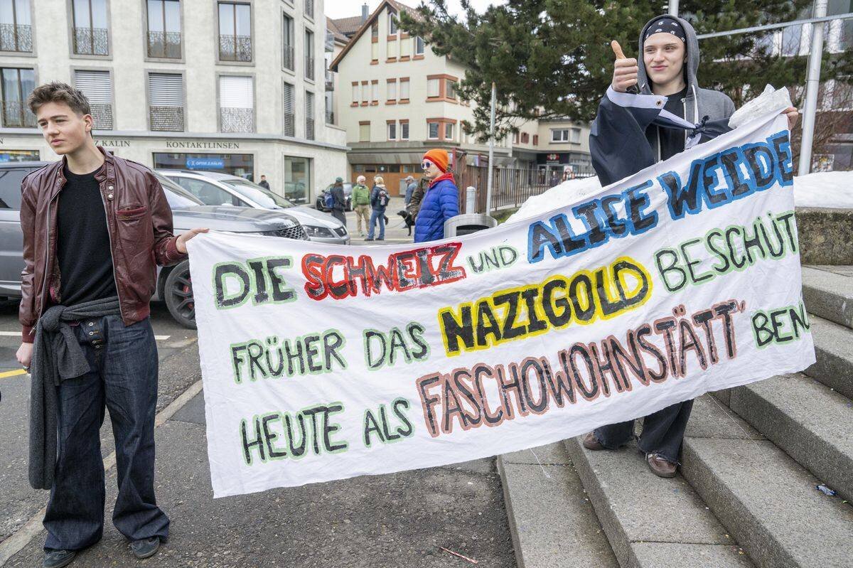 Participants de la 'Demo contre la droite' à Einsiedeln, Suisse, tenant une bannière