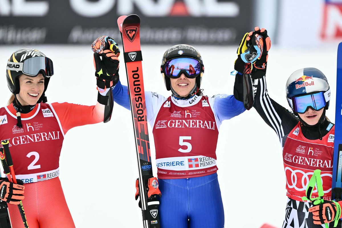 Federica Brignone célèbre sa victoire au Riesenslalom à Sestrière, Italie, avec Lara Gut-Behrami et Alice Robinson sur le podium.