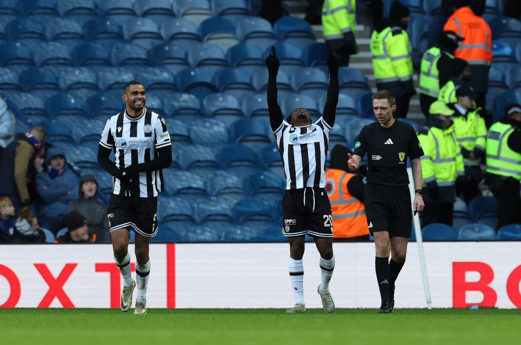 Olutoyosi Olusanya de St Mirren célèbre après avoir marqué le but gagnant à Ibrox
