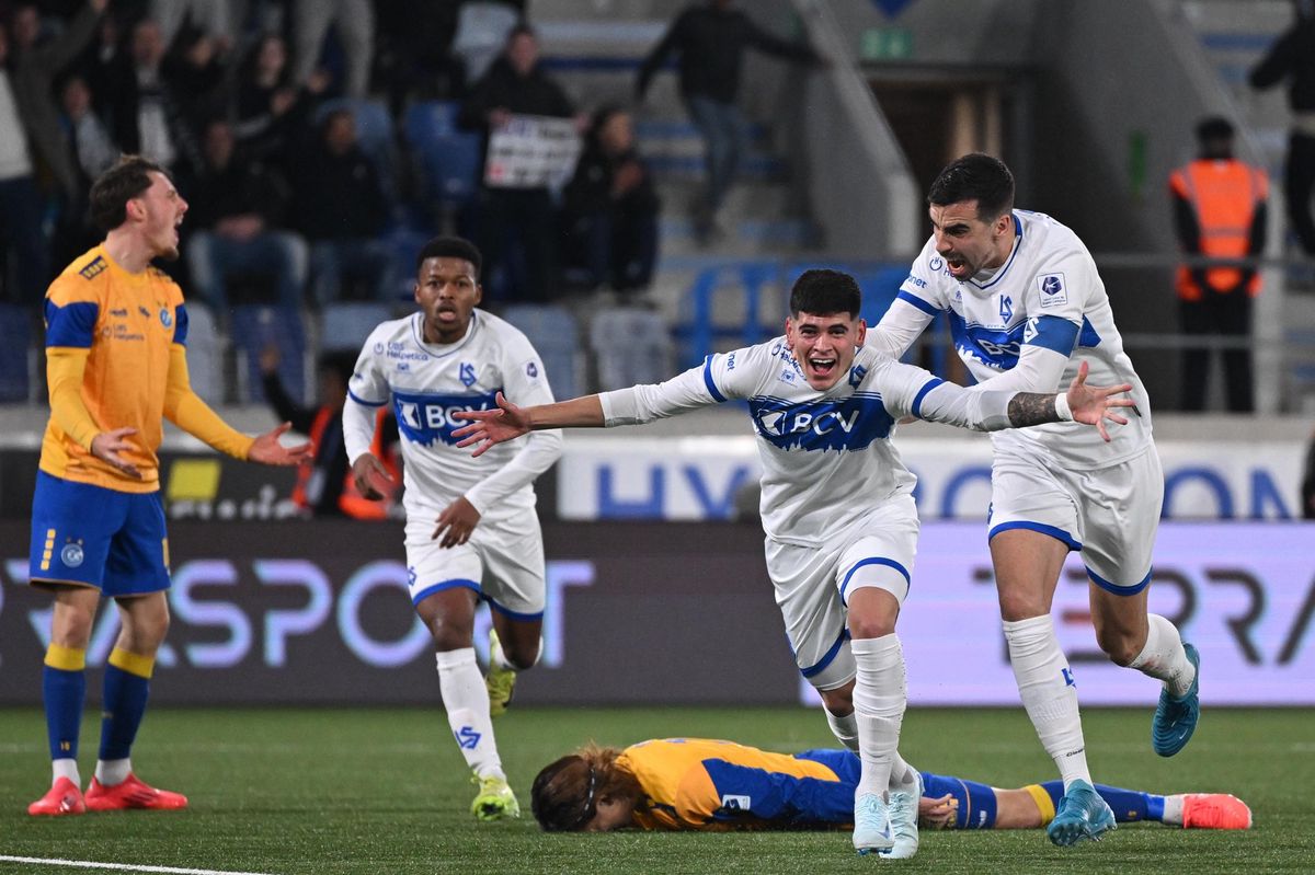 Fabricio Oviedo et Noe Dussenne du FC Lausanne-Sport célèbrent l'égalisation contre Grasshopper Club Zurich.