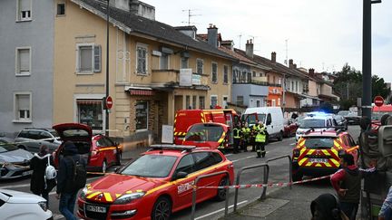Les secours déployés à Mulhouse (Haut-Rhin) après l'attaque à l'arme blanche, le 22 février 2025. (SEBASTIEN BOZON / AFP)