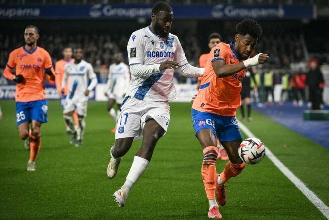 Le Marseillais Amir Murillo et l’Auxerrois Lassine Sinayoko lors de leur match au stade de l’Abbé-Descamps, à Auxerre, le 22 février 2025.