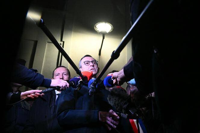 Le ministre de l’intérieur, Bruno Retailleau, s’adressant à la presse après l'attaque au couteau à Mulhouse.