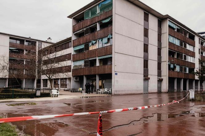 Devant le bar L’Aksehir, à Grenoble, le 13 février 2025, au lendemain d’une attaque à la grenade.