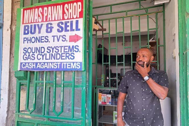 Charles Mwangi, 46 ans, prêteur sur gage à Kitengela, au Kenya.