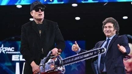 Elon Musk et la tronçonneuse offerte par Javier Milei lors de la réunion des conservateurs (CPAC) à Oxon Hill, Etats-Unis) le 20 février 2025