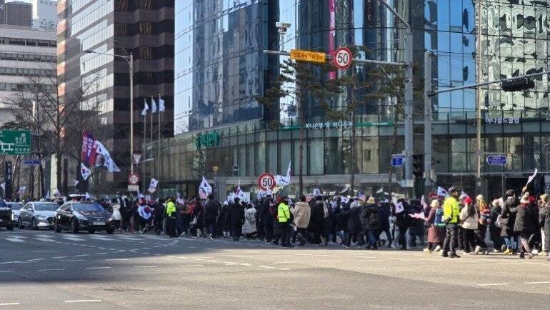 Manifestants en soutien au président déchu à Séoul