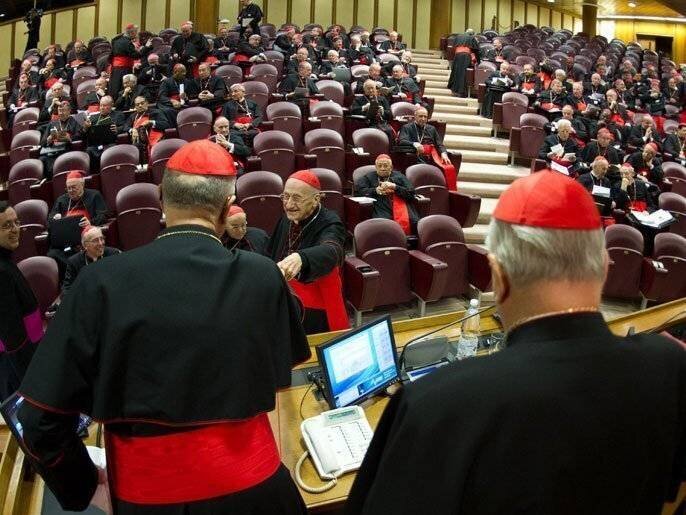 Rencontre des cardinaux avant l'élection d'un nouveau pape après la démission de Benoît XVI en 2013.