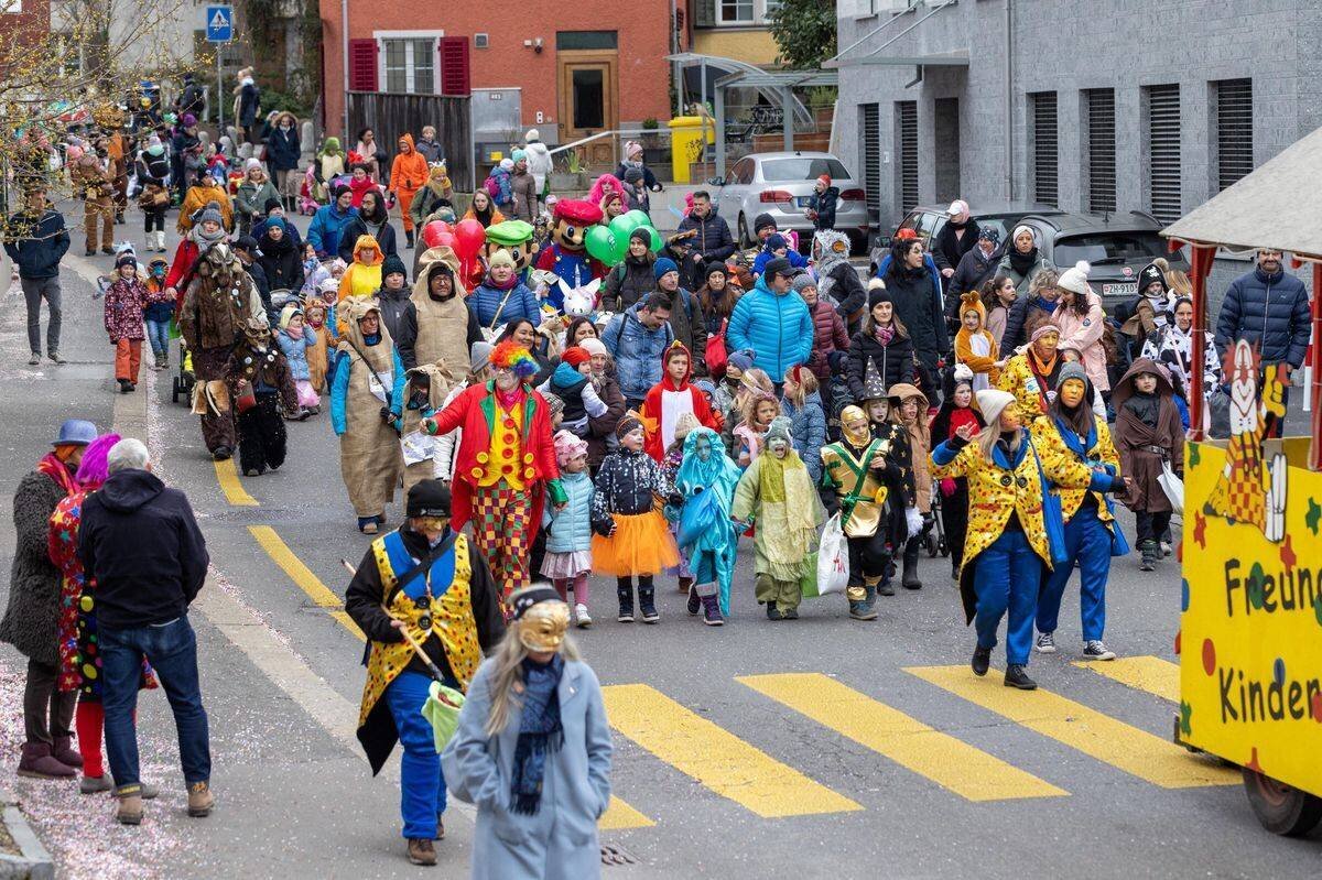 Enfants déguisés lors du défilé de la Fasnacht à Wädenswil