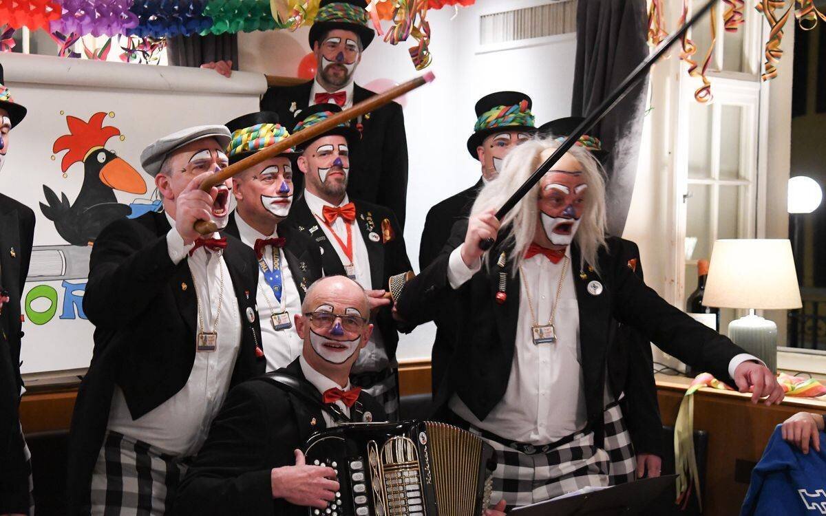 Les membres de la Schöneggler-Schnitzelbank lors d'une performance
