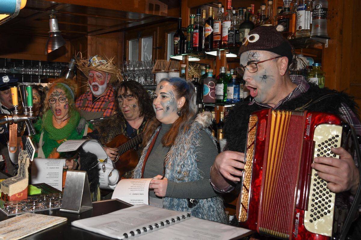 Fête de la Fasnacht à Richterswil avec des chanteurs de Schnitzelbank