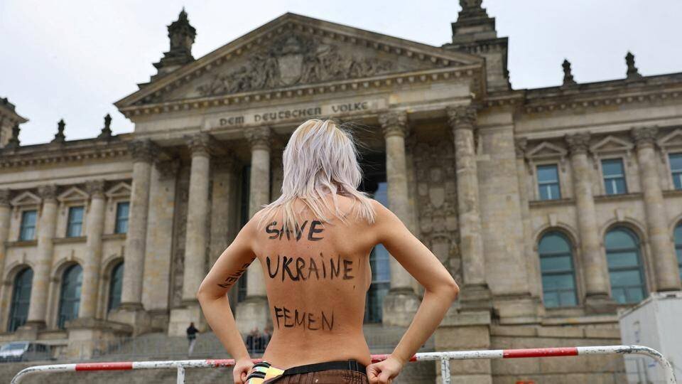 Une Femen-Aktivistin protestiert vor dem Bundestag gegen den russischen Angriffskrieg.