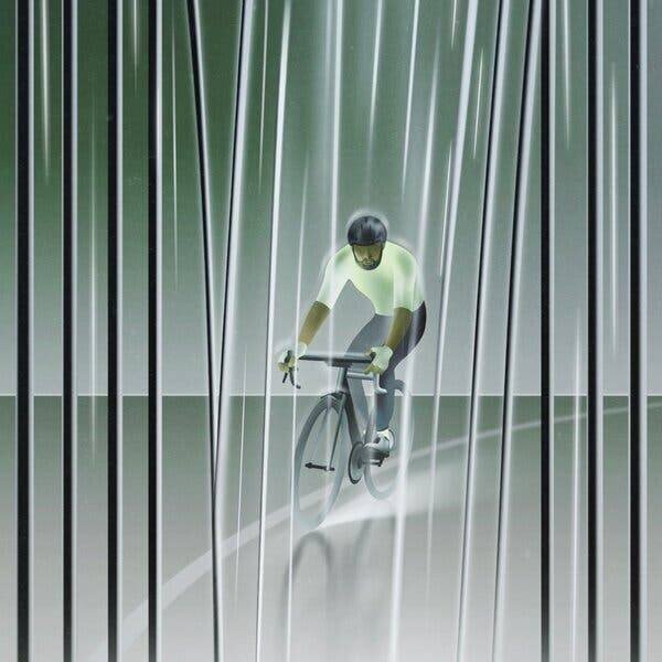 Un homme à vélo qui traverse des lignes noires et grises.