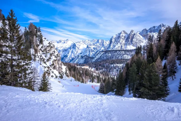 Piste de ski dans les Dolomites enneigées