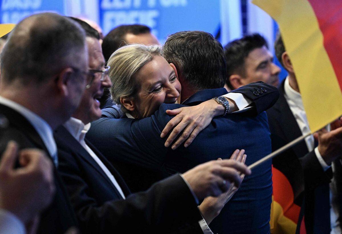 Alice Weidel célèbre avec des membres de son parti lors de la nuit électorale à Berlin.