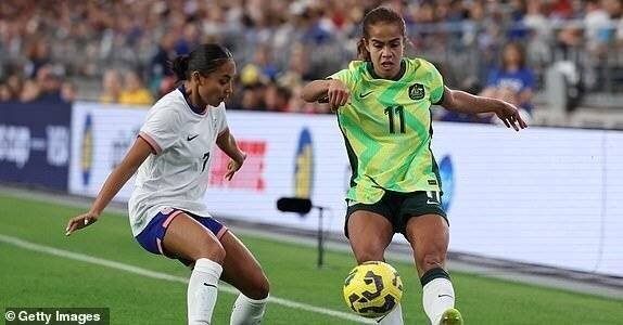 Mary Fowler passe le ballon contre Alyssa Thompson