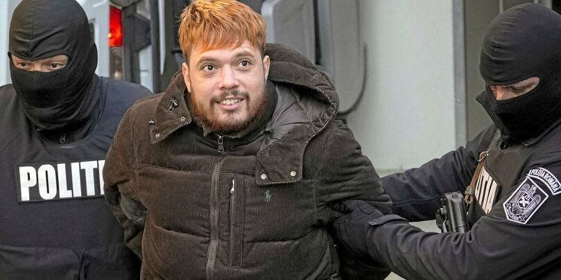 Mohamed Arma escorté par des policiers à son arrivée au tribunal de Burarest, le 23 février 2025.