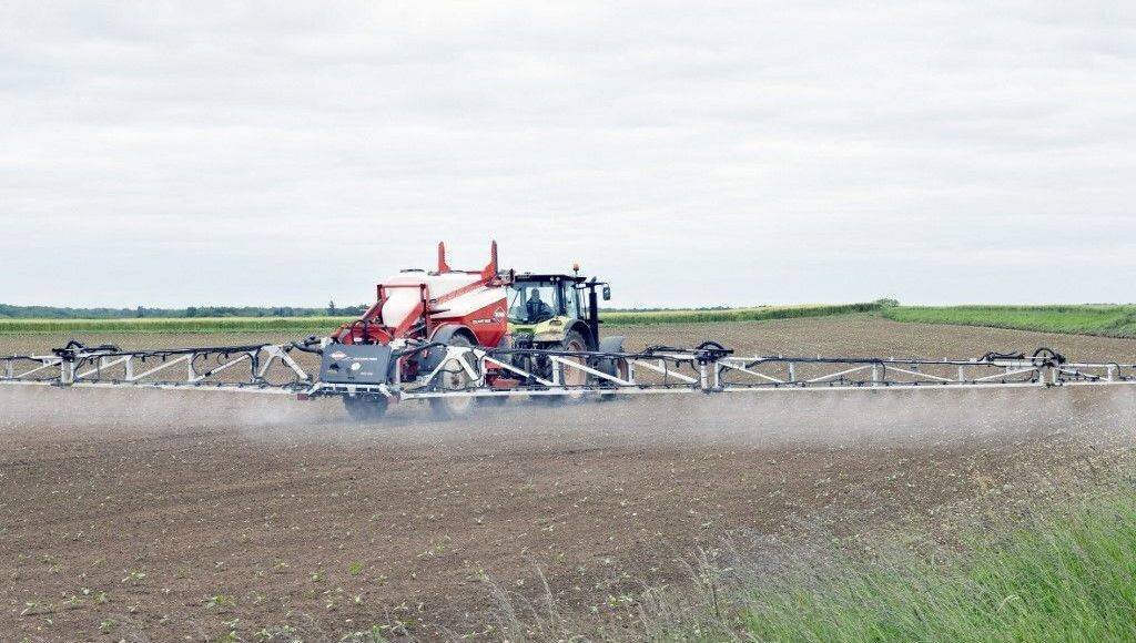 Un agriculteur de la région de Poitiers traite ses cultures avec des pesticides (Illustration)