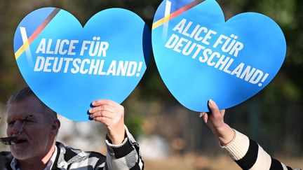 Les partisans de l'AfD brandissent des pancartes en forme de cœur sur lesquelles on peut lire « Alice pour l'Allemagne », 1er février 2025. (KIRILL KUDRYAVTSEV / AFP)