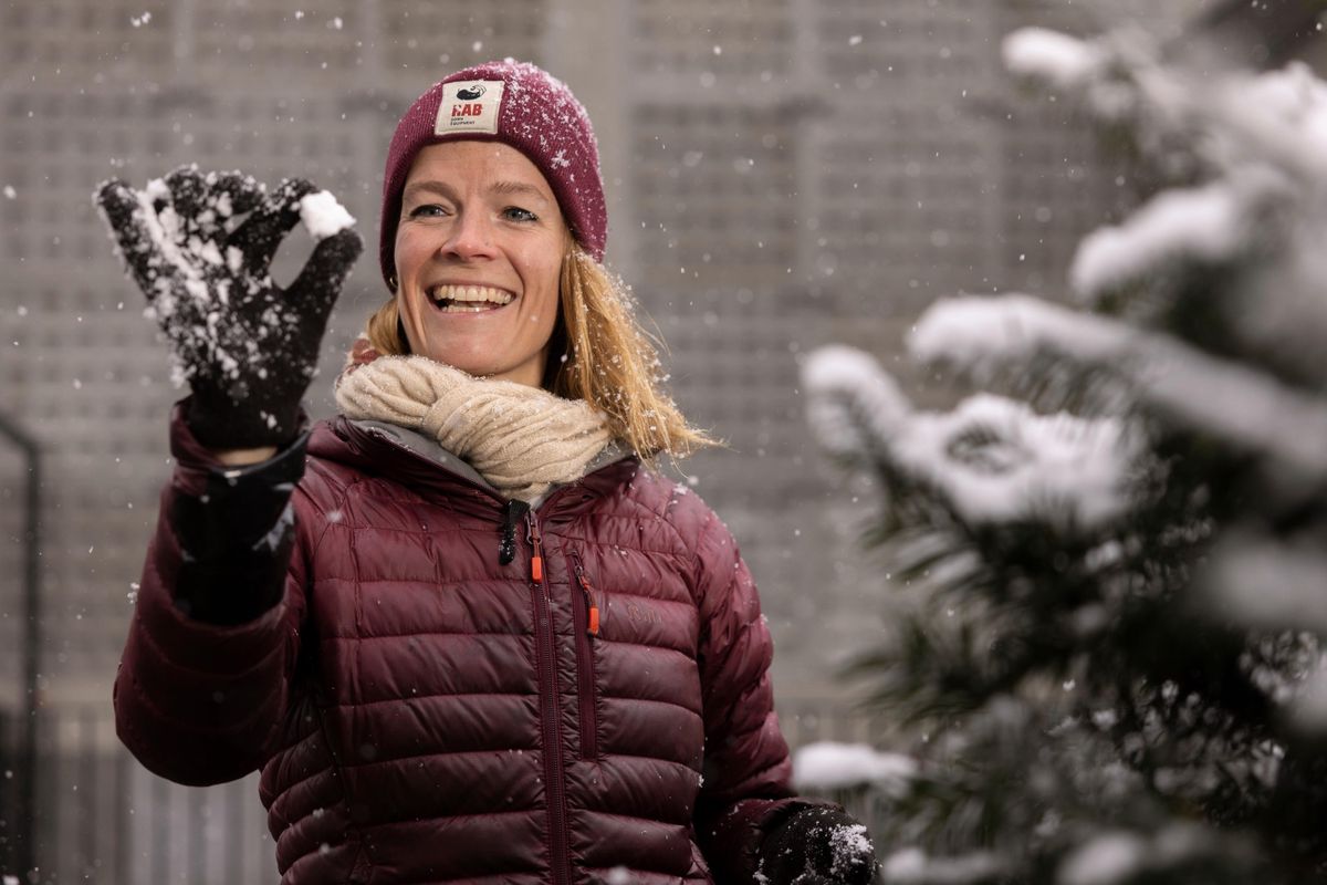 Tamar Valkenier, aventurière, souriante dans la neige