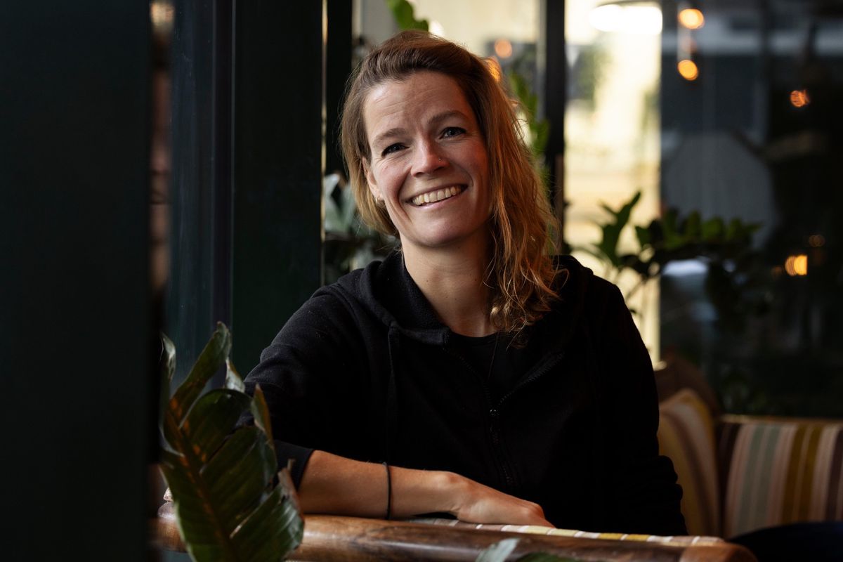 Tamar Valkenier souriante dans un café à Lucerne