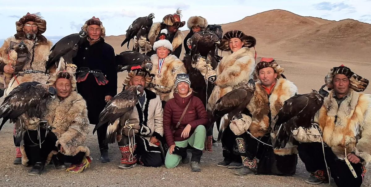Groupe de personnes en tenue traditionnelle avec des aigles