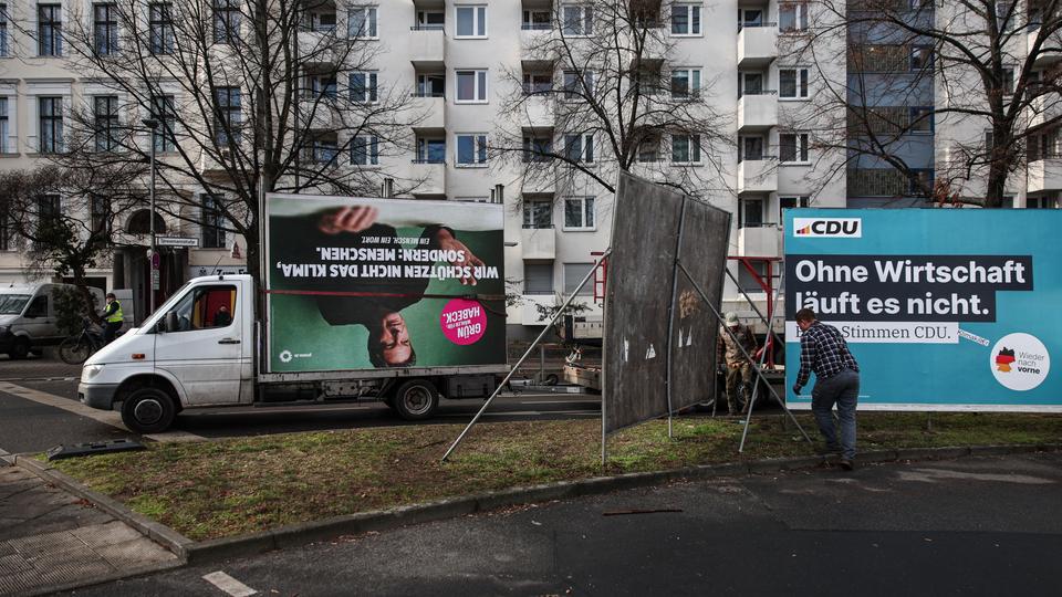 Démontage des affiches de campagne à Berlin
