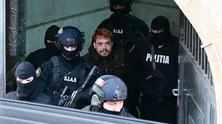 Le narcotrafiquant Mohamed Amra lors de son arrivée au tribunal de Bucarest, le 23 février 2025 en Roumanie. (DANIEL MIHAILESCU / AFP)