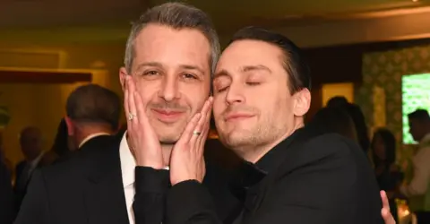 Jeremy Strong et Kieran Culkin lors de la fête des Golden Globe Awards