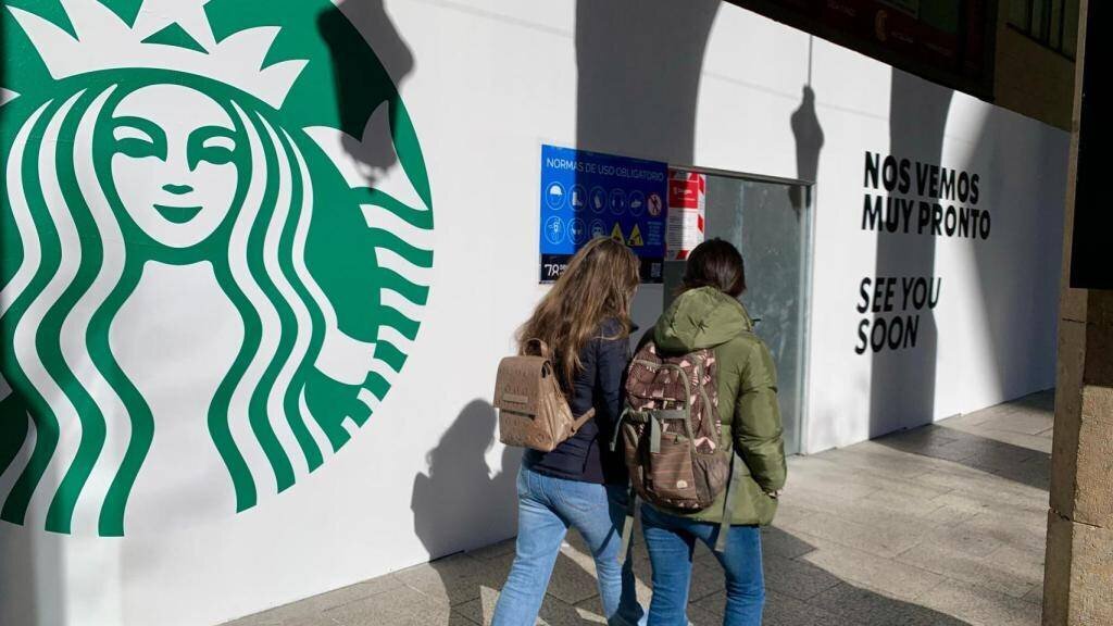 Starbucks annonce son arrivée au centre de Zaragoza avec un panneau.