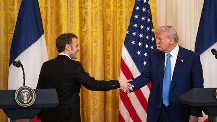 Emmanuel Macron et Donald Trump lors d'une conférence de presse à la Maison-Blanche, à Washington, le 24 février 2025.