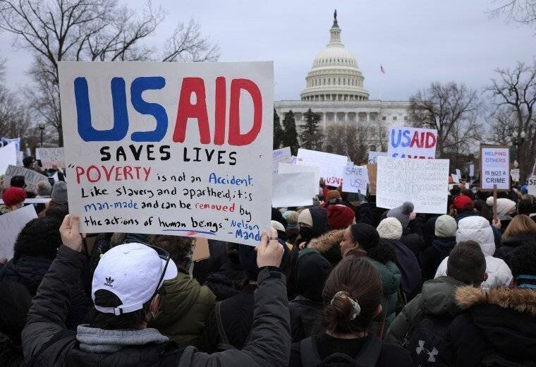 Rassemblement en soutien à USAID alors que l'administration Trump travaille à perturber l'agence