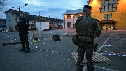 Un policier et un militaire sur les lieux de l'attaque au couteau, à Mulhouse, le 22 février 2025. (SEBASTIEN BOZON / AFP)