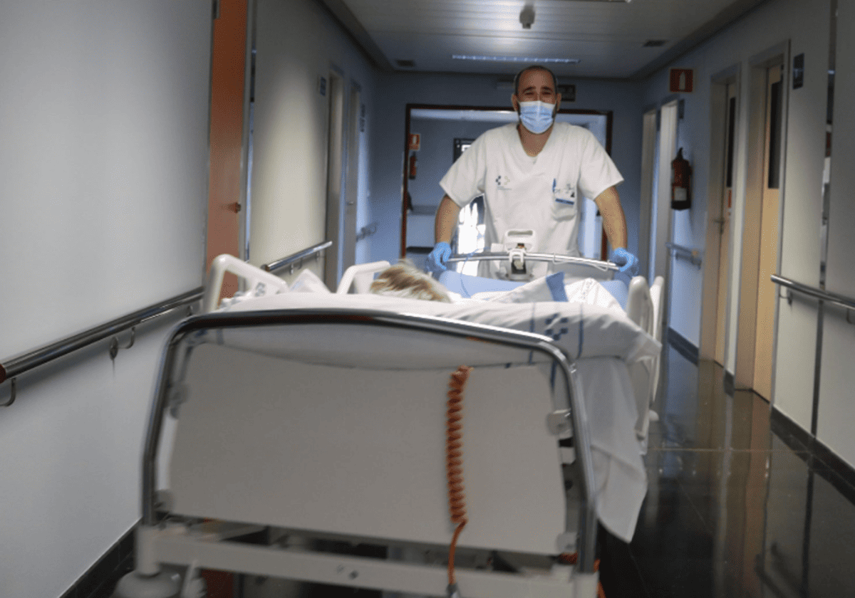 Un sanitaire traslada una camilla en un hospital canario en photo de archivo