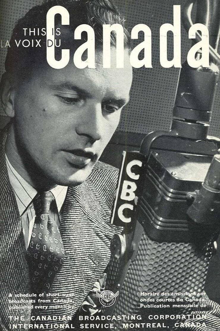 Un homme parle au micro sur la couverture de l'horaire des émissions sur ondes courtes d'août-septembre 1947.