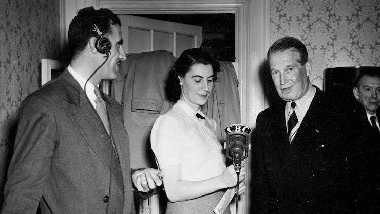 Judith Jasmin interroge le chanteur français Maurice Chevalier en avril 1951.