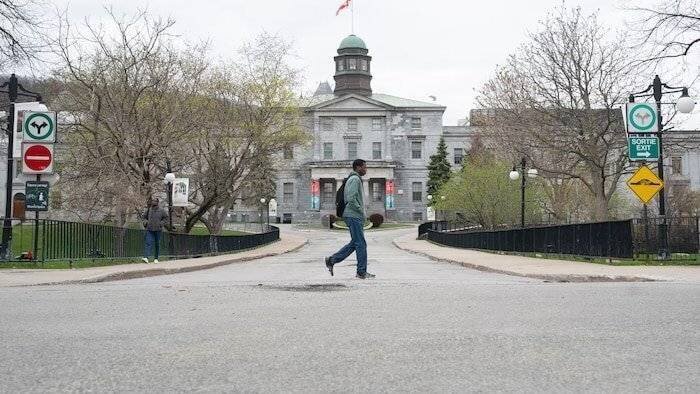 Un homme marche devant l'université