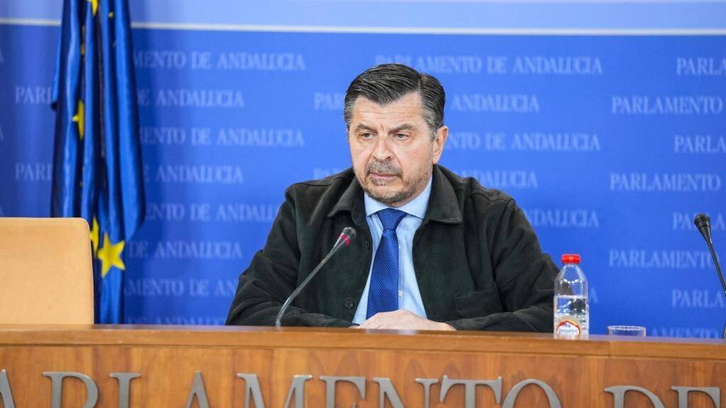 Toni Martín, porte-parole du PP en Andalousie, s'adressant aux médias.