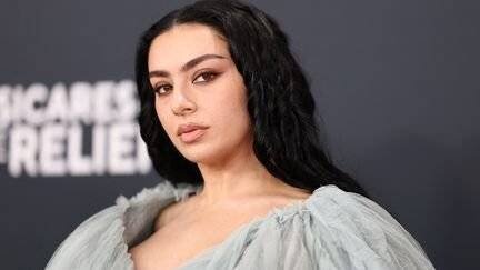 Charli XCX assiste à la 67e édition des Grammy Awards, le 2 février 2025, à Los Angeles, Californie. (MATT WINKELMEYER / GETTY IMAGES NORTH AMERICA / AFP)