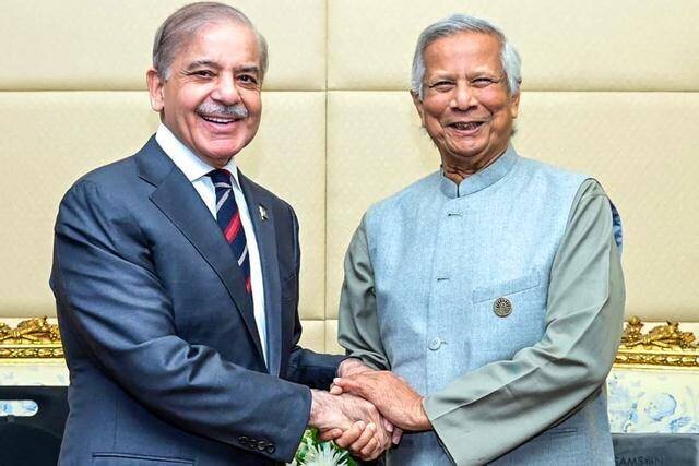 Les chefs des gouvernements respectifs du Pakistan et du Bangladesh, Shehbab Sharif et Muhammad Yunus, lors d’une rencontre au Caire le 19 décembre 2024.
