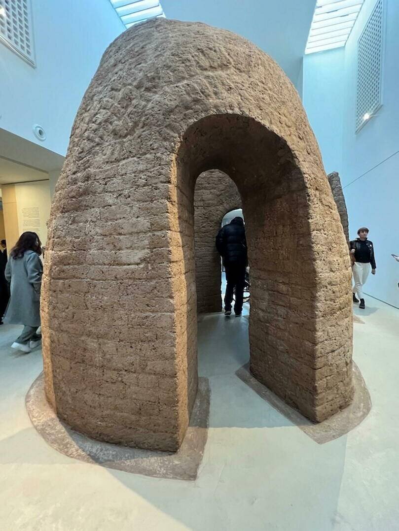 L’installation in situ de l’architecte et anthropologue Salima Naji, 'Dans les bras de la terre'.