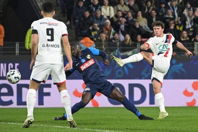 Le joueur du Paris Saint-Germain Joao Neves ouvre la marque face au Stade briochin, en quart de finale de la Coupe de France, mercredi 26 février, au Roazhon Park de Rennes.