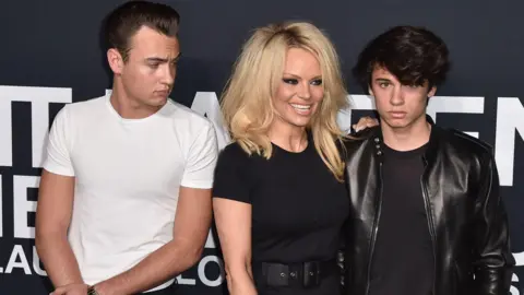Pamela Anderson avec ses fils Brandon et Dylan lors d'un événement en 2016