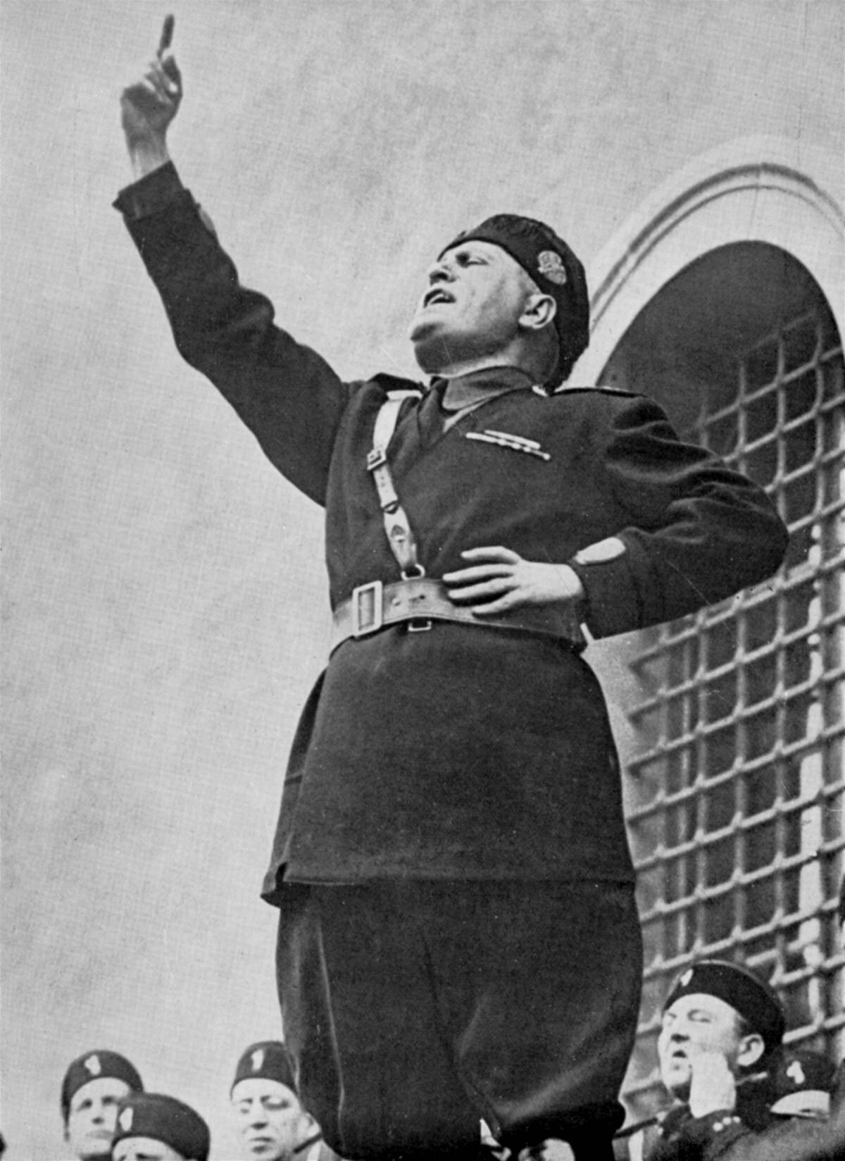 Salò scopre dopo 101 anni che Mussolini va rimosso