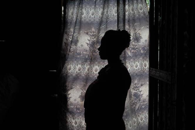 Flore, 29 ans a été violée par plusieurs hommes armés lors des affrontements pour la prise de Goma. Goma, le 9 février 2025.