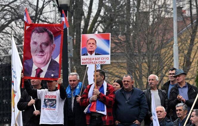 Des partisans du leader serbe de Bosnie, Milorad Dodik, lors d’un rassemblement à Banja Luka, en République serbe de Bosnie, le 26 février 2025.