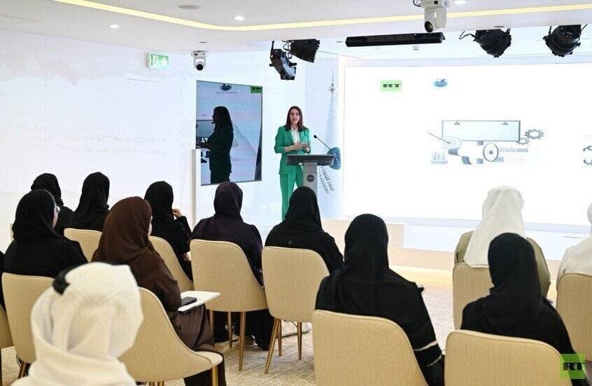 صحافيون إماراتيون يتدربون على أساليب الظهور الإعلامي مع RT Arabic