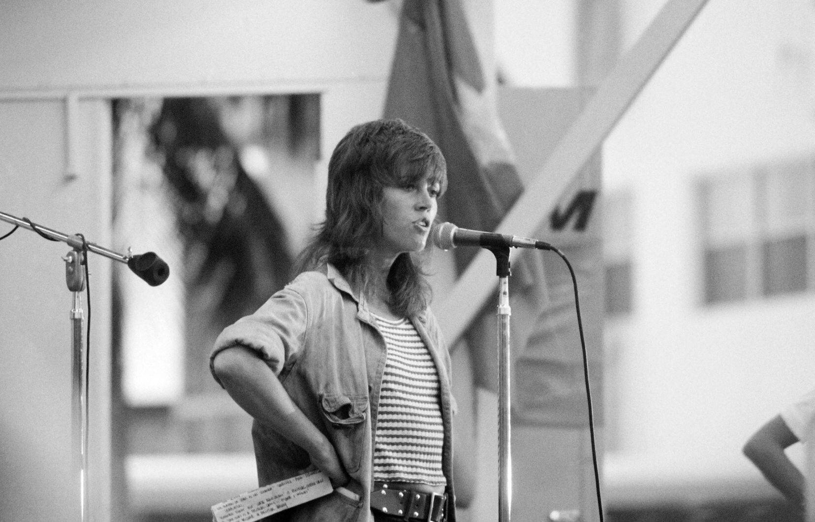 Résistante et militante pacifiste de longue date, l’actrice Jane Fonda, en 1972, à Miami, réaffirme ses positions contre la guerre du Vietnam.