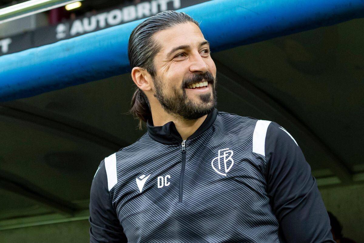 Davide Callà, entraîneur adjoint du FC Bâle, souriant lors d'un match de Super League contre Servette FC à Genève le 25 mai 2023.