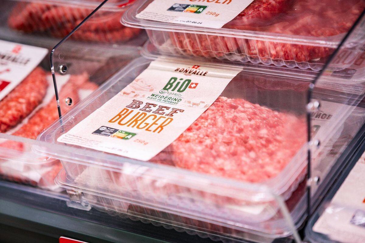 Produits de viande dans un supermarché avec des étiquettes pour le bien-être animal.